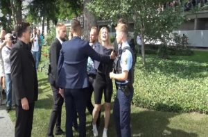 Як активістки "FEMEN" закликали Олафа Шольца ввести газове ембарго проти РФ