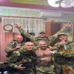 Навіть не помітили прапор України! Напившись, та займаючись мародерством, окупанти не помітили прапор України