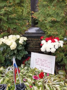 На могилі батьків Путіна в Петербурзі залишили записку до них