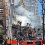 Атака дронів по Києву! З-під завалів будинку, куди потрапив дрон, дістали тіло загиблої жінки! Рятувальники розбирають завали