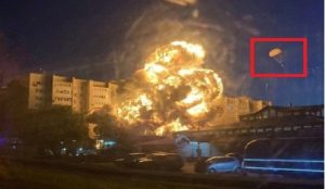У російському місті Єйськ літак Су-34 впав на житловий будинок