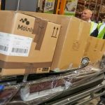 Борис Джонсон особисто допомагає завантажувати вантажівки з новою допомогу для українських лікарень