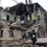 Перші кадри із Кривого Рогу, де сьогодні російська ракета зруйнувала під'їзд житлового будинку! Дві людини загинули