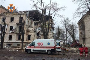 Російська ракета зруйнувала під'їзд житлового будинку в Кривому Розі