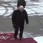 "Мерседеси слабкі, не заводяться. Я пішки прийшов": Лукашенко так пояснив запізнення на саміт ЄАЕС у Бішкеку. Відео