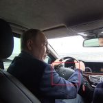 "А чому не на Ладі приїхав, а на Мерсі?": Путін відвідав Кримський міст і особисто проїхав по мосту на автомобілі.
