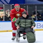 Лукашенко покатав бойовика "ДНР", який підірвався на міні, в інвалідному візку та надав йому громадянство. ВІДЕО