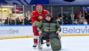 Лукашенко покатав бойовика "ДНР", який підірвався на міні, в інвалідному візку та надав йому громадянство. ВІДЕО