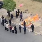 В Китаї родичі померлого від COVID-19 спалили тіло покійного прямо у дворі будинку