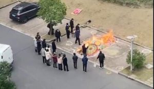In China, the relatives of the deceased from COVID-19 burned the body of the deceased right in the courtyard of the house