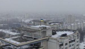 Жыве Беларусь! Слава Україні! В Мінську над однією з багатоповерхівок майорить жовто-блакитний прапор