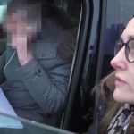 Депутат Артур Герасимов викинув вручені прокуроркою матеріали кримінальної справи з вікна машинии