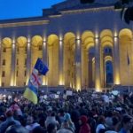 На протесті у Тбілісі звучить гімн України! Мітингувальники в Грузії висунули владі вимоги, люди продовжують прибувати