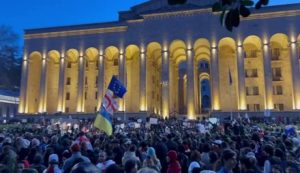 На протесті у Тбілісі звучить гімн України! Мітингувальники в Грузії висунули владі вимоги, люди продовжують прибувати