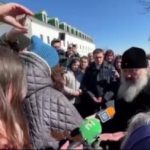 У Києво-Печерській Лаврі неспокійно! Монахи МП б'ють журналістів та завдають шкоди їхній техніці.
