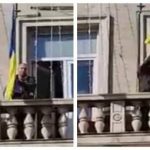 Кандидат у депутати від проросійської партії «Відродження» Атанас Штефанов викинув з балкона мерії Софії прапор України. Відео