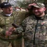 "Щоб знали!": Лукашенко подарував кувалду свойому пропагандисту Азаренко, з явним натяком на ПВК "Вагнер". ВІДЕО