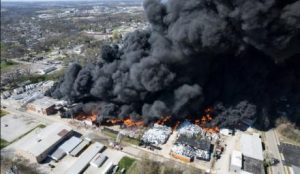 У США сталася масштабна пожежа на заводі 