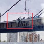 У Києві з мосту у Дніпро скинули гараж! Очевидці повідомляють що гараж був скинутий власником навмисно. ВІДЕО