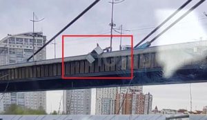 У Києві з мосту у Дніпро скинули гараж! Очевидці повідомляють що гараж був скинутий власником навмисно. ВІДЕО