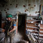 У зруйнованій окупантами бібліотеці звільненого населеного пункту Благодатне вцілів портрет Тараса Шевченка