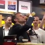 Макрон на одному дусі випив пляшку пива - Emmanuel Macron drank