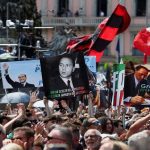 В Італії прощаються із Сільвіо Берлусконі! "Grazie Presidente!" вигукують люди на площі Міланського собору