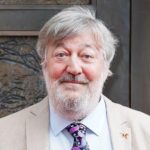 Британський актор та письменник Стівен Фрай дві години ховався від російських ракет у сховищі Києва!