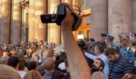 У Єревані через гучномовець закликають до «повалення влади»
