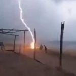 Блискавка влучила по двох людях в Мексиці! Жахлива трагедія сталася на місцевому пляжі
