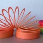 Іграшці пружинці яка «крокує» 80 років