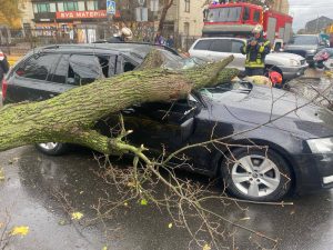 Вже відомо про двох загиблих після непогоди в Києві