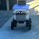 Як у Лос-Анджелесі двоє грабіжників намагалися вкрасти робота-кур'єра, але той втік та ще сфотографував нападників