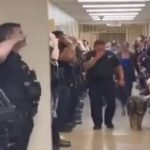 Поліціянти вишикувалися в шеренгу, щоб провести на пенсію вівчарку Кенді