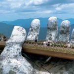 Золотий міст «Руки Бога» у В'єтнамі! Унікальна споруда на пагорбах Бана яку тримають величезні кам'яні руки