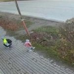 Поки п'яна мати не могла встати її дитину збила вантажівка!