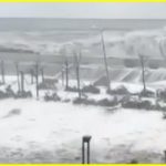 Потужний шторм в Сочі. Затоплює перші поверхи багатоповерхівок. Хвилі 6-8 м заввишки