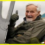 Вперше піднявся у повітря на літаку у віці 102 років