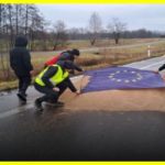 Польська поліція розпочала розслідування щодо розсипання українського зерна польськими фермерами на кордоні з Україною