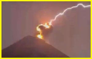 Lightning struck the top of the Fuego volcano