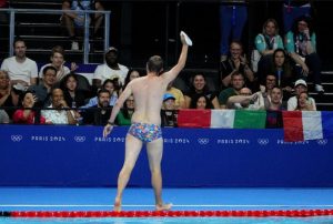 Man goes viral after dive into pool to retrieve lost cap