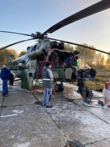 Schoolchildren in Russia burn a Mi-8 military helicopter