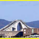 Екстремальний Міст Ешима Охасі у Японії. Цей міст відомий своїм стрімким нахилом, що викликає враження неймовірної небезпеки