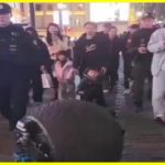 Роботи-поліцейські починають патрулювати на вулицях Китаю