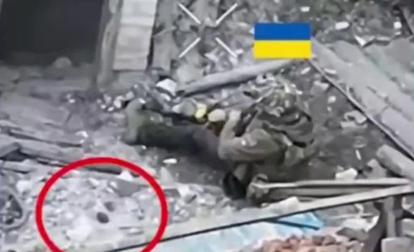 Ukrainian paratrooper keeps his cool in close combat after an enemy grenade lands beside him