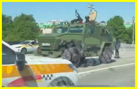 Military equipment was urgently driven to the center of Moscow