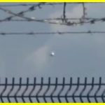 Таємничий НЛО над аеропортом потрапив на відео у Британії. За словами очевидця, сріблястий об'єкт розміром з автомобіль плавно ширяв у повітрі