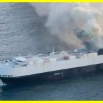 У Тихому океані горить судно із 3000 авто на борту