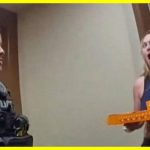 Дівчина захотіла піцу, та через деякий час була шокована коли побачила на порозі власного будинку поліціантів із замовленням в руках