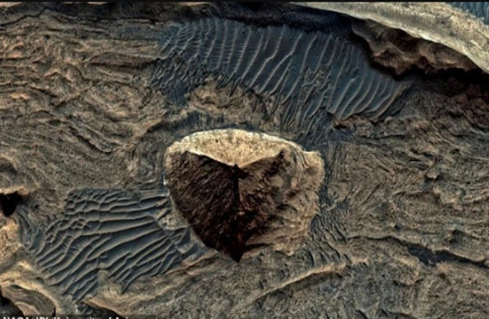 A mysterious triangular pyramid on Mars in Valles Marineris
